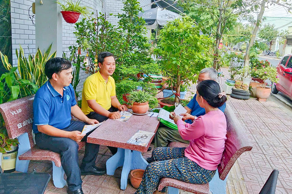 Đưa chính sách BHXH tự nguyện, BHYT hộ gia đình đến các hộ kinh doanh, tiểu thương các chợ truyền thống.