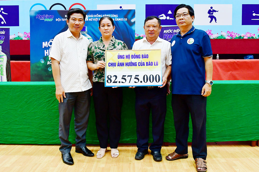 Số tiền quyên góp được qua trận đấu được lãnh đạo Sở Văn hóa, Thể thao và Du lịch trao tận tay lãnh đạo Ủy ban MTTQ Việt Nam tỉnh để chuyển đến đồng bào các tỉnh.