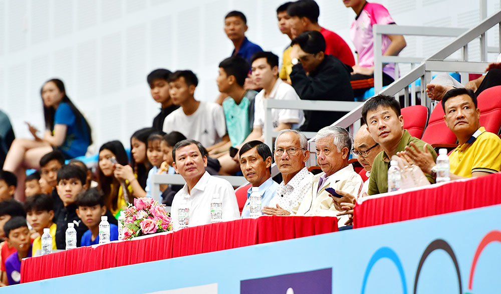 Đông đảo người hâm mộ đến với trận đấu không chỉ mong muốn được chứng kiến một trận đấu hấp dẫn, mà đến sân để cùng hướng về đồng bào các tỉnh đang chịu ảnh hưởng từ bão lũ.