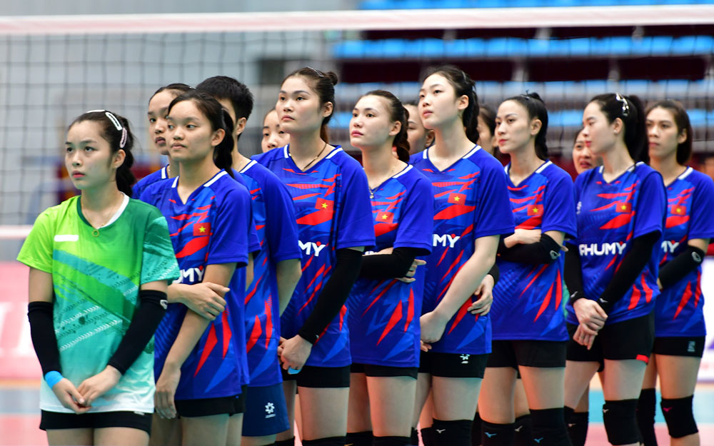 Đông đảo người hâm mộ đến với trận đấu không chỉ mong muốn được chứng kiến một trận đấu hấp dẫn, mà đến sân để cùng hướng về đồng bào các tỉnh đang chịu ảnh hưởng từ bão lũ.