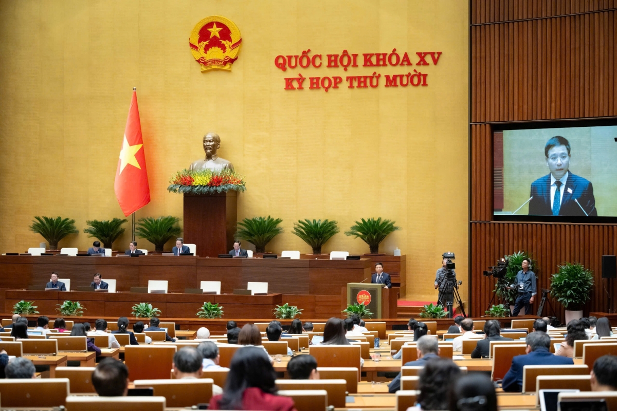 Bộ trưởng Bộ Tài chính Nguyễn Văn Thắng giải trình trước Quốc hội (Ảnh: Quốc hội)