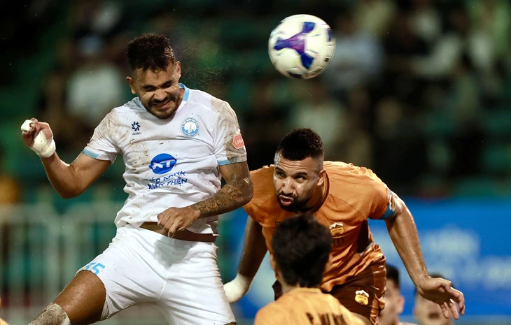 CLB Hoàng Anh Gia Lai (phải) đã buộc Nam Định chia điểm - Ảnh: MINH ANH

