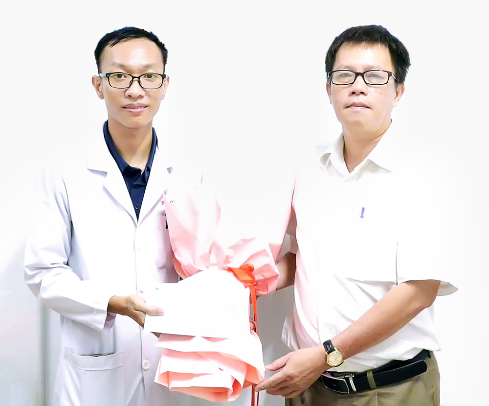 Bác sĩ Diệp Huỳnh Nhân Hòa nhận hoa biểu dương từ Ban Lãnh đạo Bệnh viện Nguyễn Đình Chiểu.