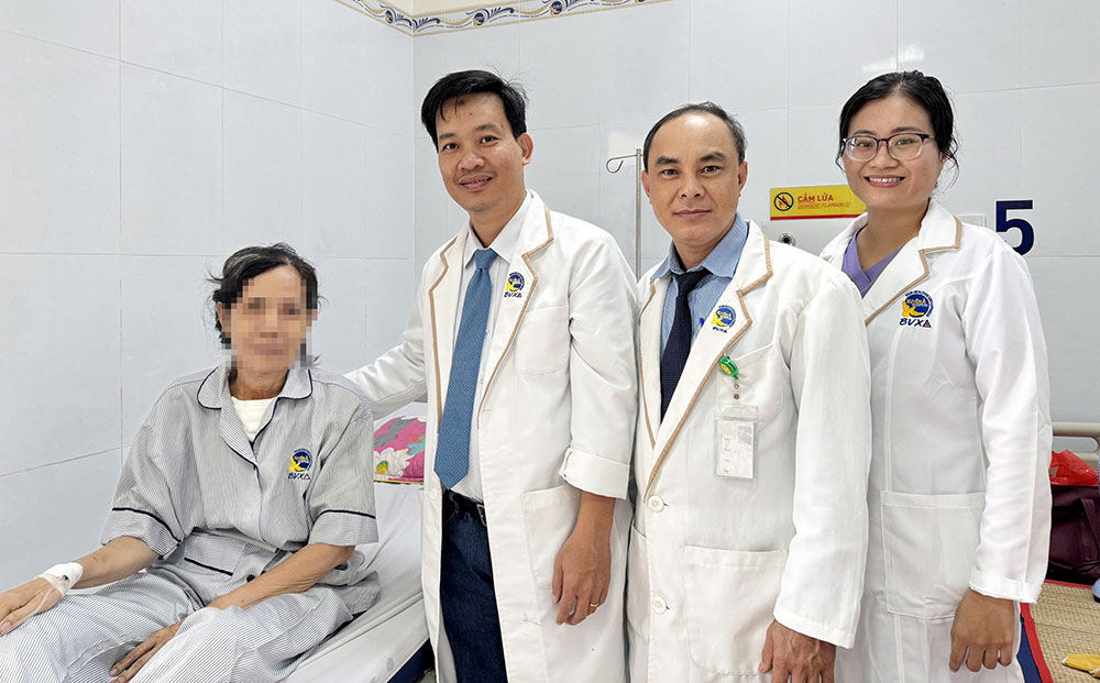 Hiện sức khỏe bệnh nhân hồi phục tốt, chỉ cần dùng thuốc nội tiết thay thế tuyến giáp theo chỉ định bác sĩ.