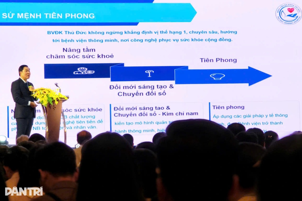 Giám đốc Bệnh viện Đa khoa Thủ Đức báo cáo tại hội nghị (Ảnh: Hoàng Lê).

