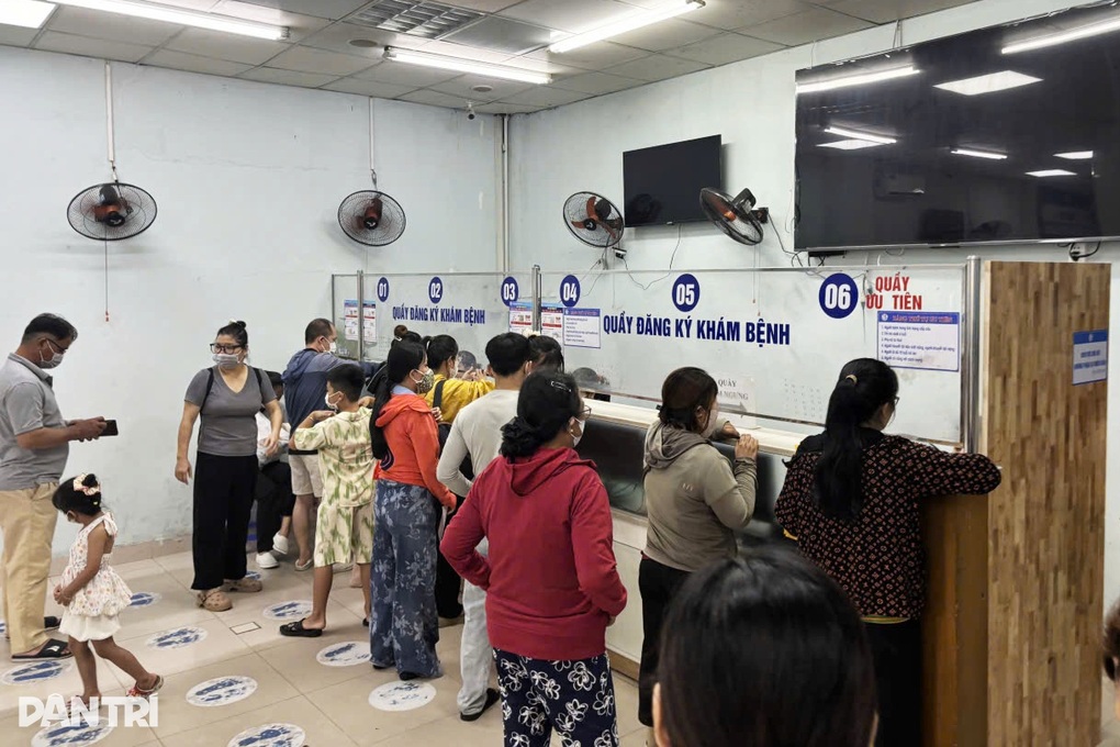 Người dân đăng ký khám bệnh tại Bệnh viện Đa khoa Thủ Đức (Ảnh: Hoàng Lê).

