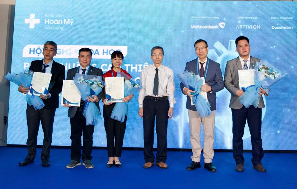 Các diễn giả nhận kỷ niệm chương và thư cảm ơn từ Ban Giám đốc Bệnh viện Hoàn Mỹ Cửu Long.