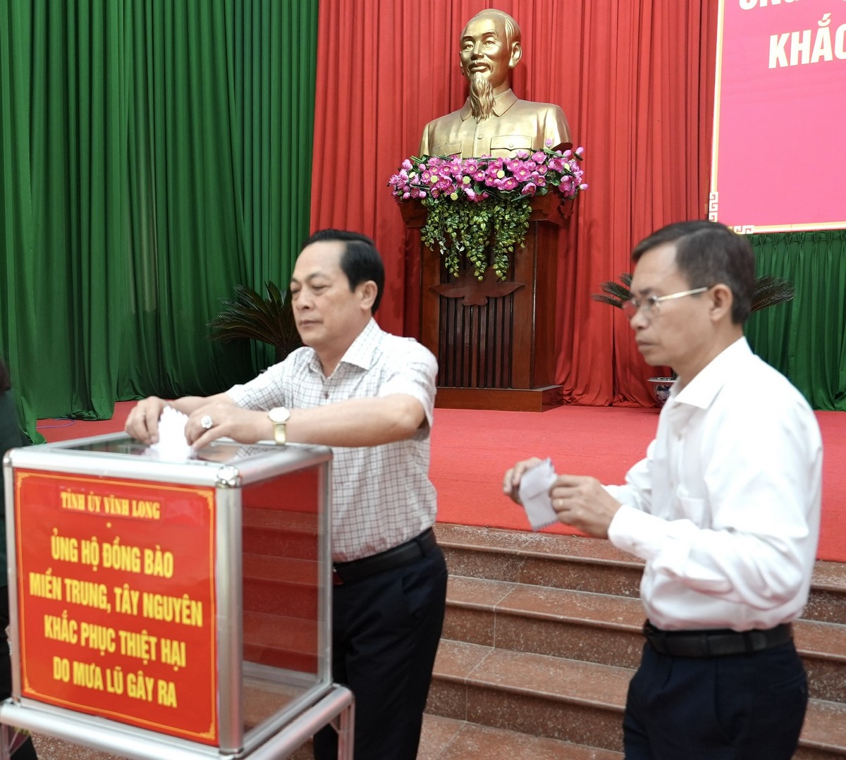 Ngày 26/11, trước hội nghị quán triệt, triển khai các văn bản của Trung ương về công tác tổ chức xây dựng Đảng, Tỉnh ủy Vĩnh Long tổ chức quyên góp ủng hộ đồng bào miền Trung, Tây Nguyên khắc phục thiệt hại do mưa lũ gây ra. 