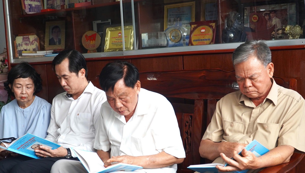 Đại biểu và gia đình ôn lại quá trình hoạt động cách mạng của đồng chí Nguyễn Văn Trung.
