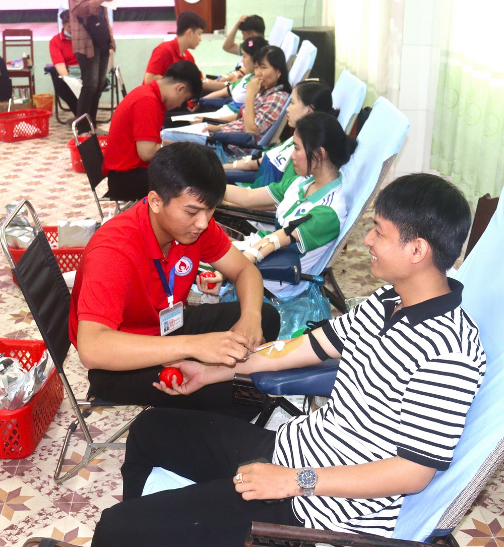 Hiến máu tình nguyện thể hiện nghĩa cử cao đẹp.