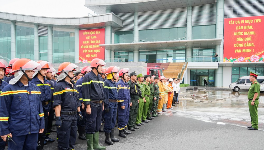Đại tá Nguyễn Văn Hạnh- Phó Giám đốc Công an tỉnh nhận xét, đánh giá công tác thực hiện nhiệm vụ của các lực lượng tại buổi hợp luyện vào ngày 10/11.