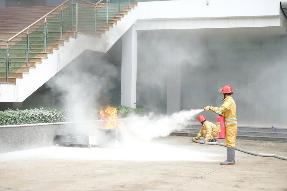  Các lực lượng tích cực tham gia tập luyện chuẩn bị thực tập phương án chữa cháy và cứu nạn, cứu hộ trong ngày 14/11.