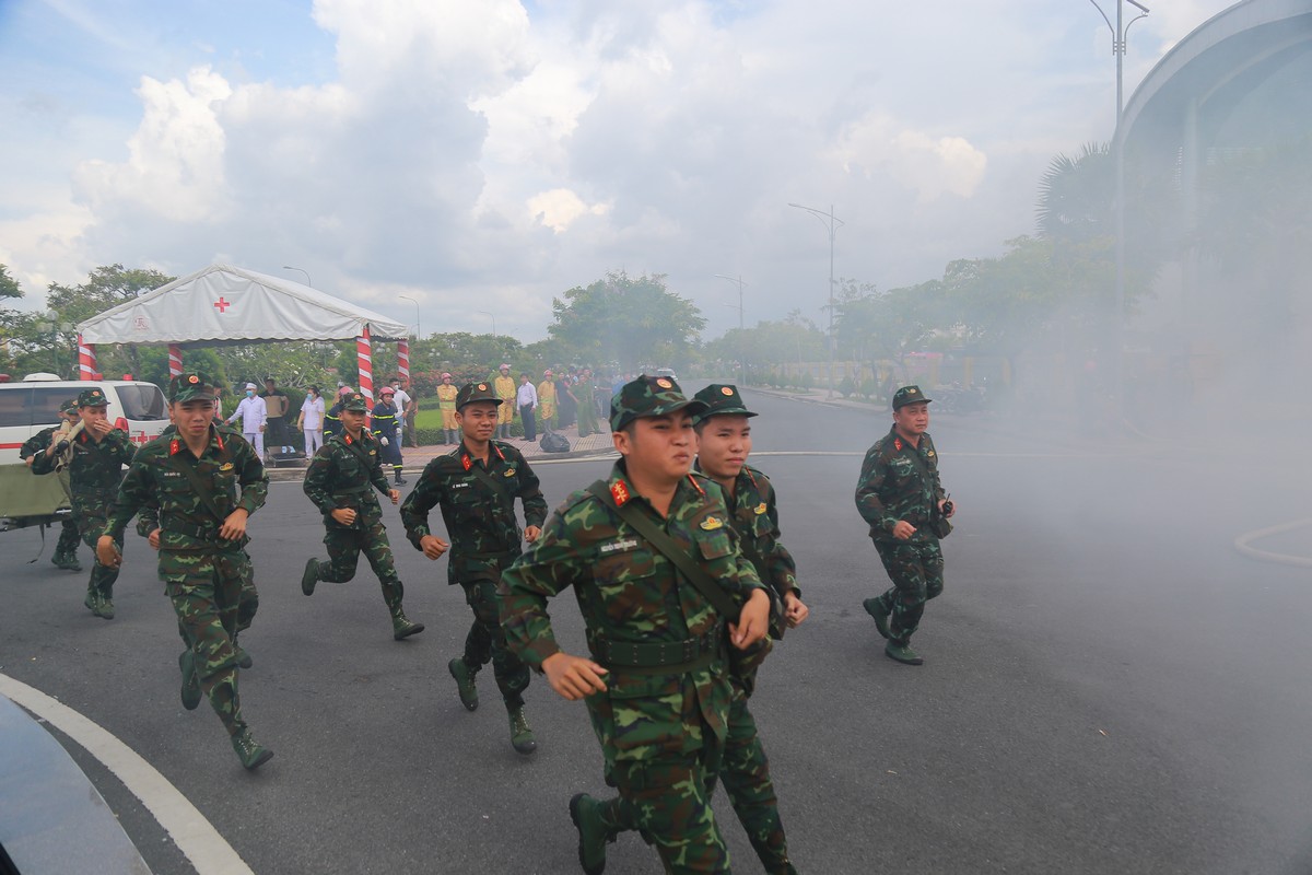 Lực lượng quân đội tham gia tổng duyệt.