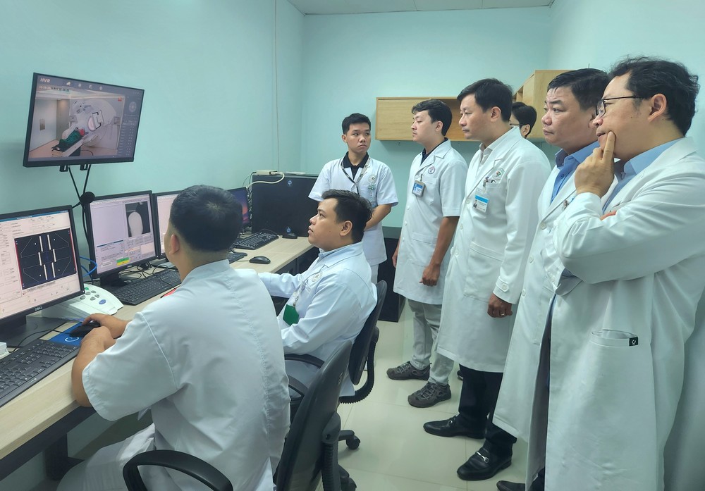 Việc triển khai kỹ thuật xạ trị tại BVĐK Vĩnh Long đánh dấu một cột mốc quan trọng trong việc hoàn thiện năng lực điều trị ung thư ngay tại tuyến tỉnh.