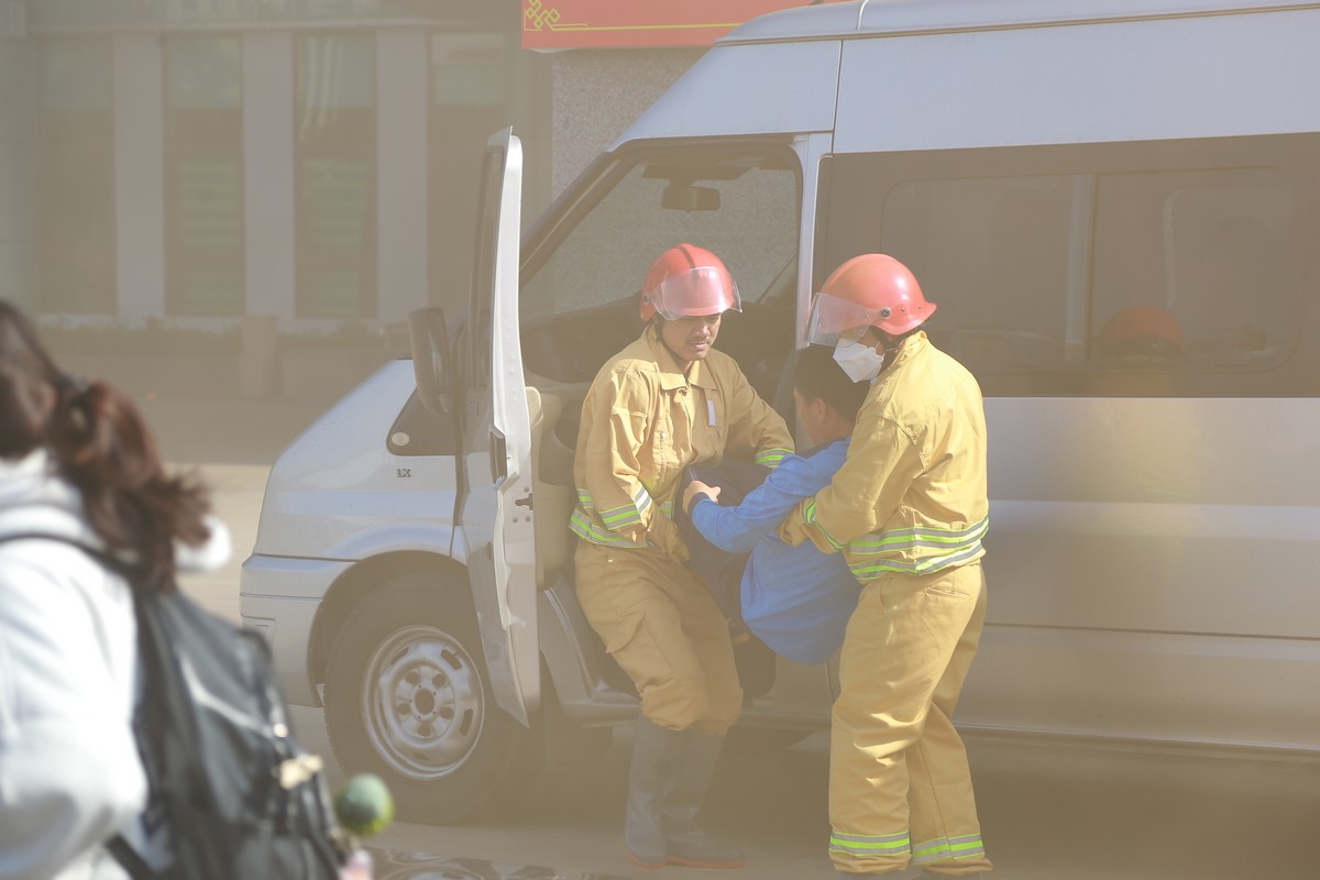  Lực lượng chữa cháy tại chỗ cứu người bị mắc kẹt trong xe.