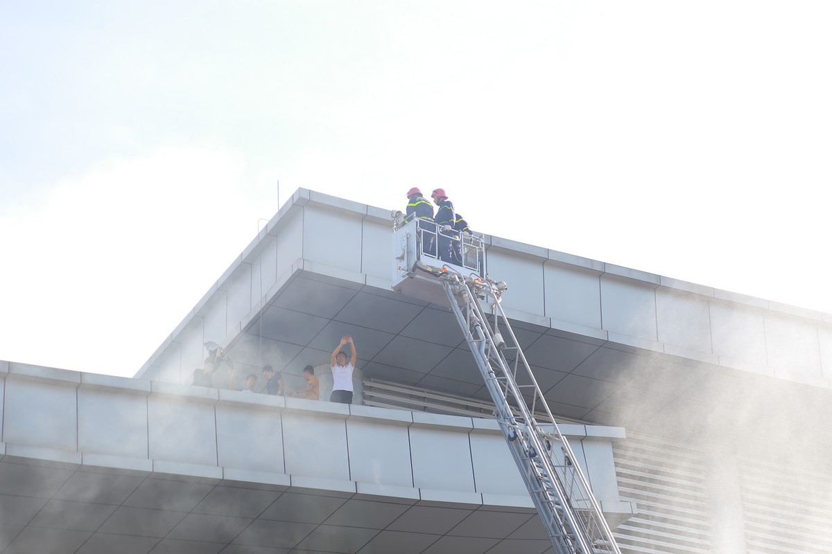 Xe thang chữa cháy và CNCH được trang bị hệ thống thang dài, cũng là phương