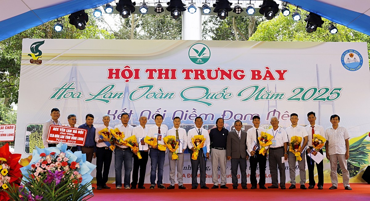 BTC trao hoa cho Ban giám khảo hội thi.