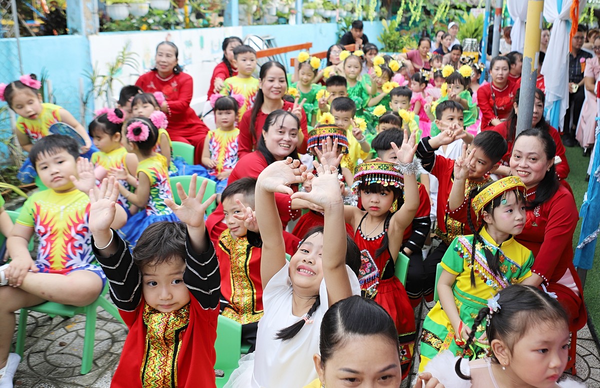 Các cháu cùng cô giáo tham dự ngày lễ.