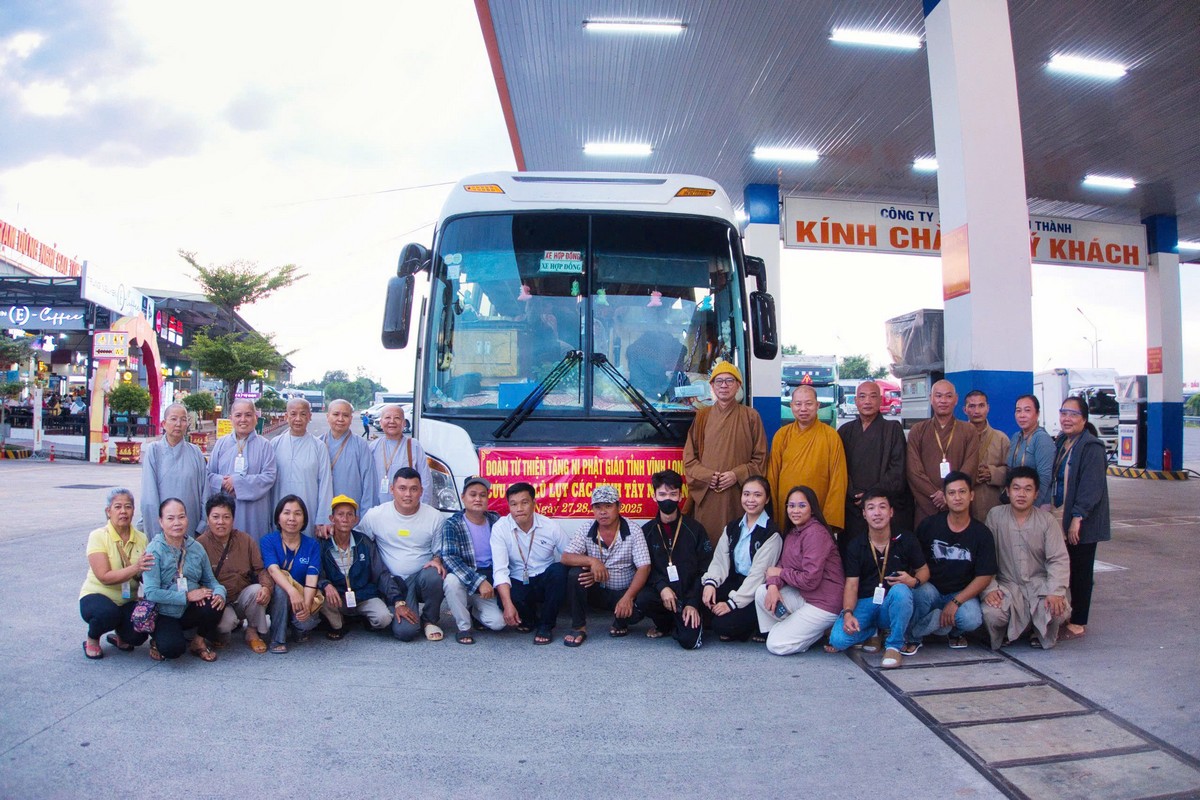 Ban Từ thiện- Xã Hội phật giáo Việt Nam tỉnh Vĩnh Long mang 1.500 phần quà từ nhân dân và phật tử đến với đồng bào vùng lũ.