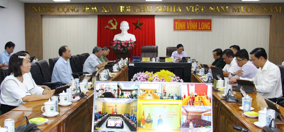 Đại diện lãnh đạo các sở, ngành, địa phương tham dự phiên họp tại điểm cầu tỉnh Vĩnh Long.