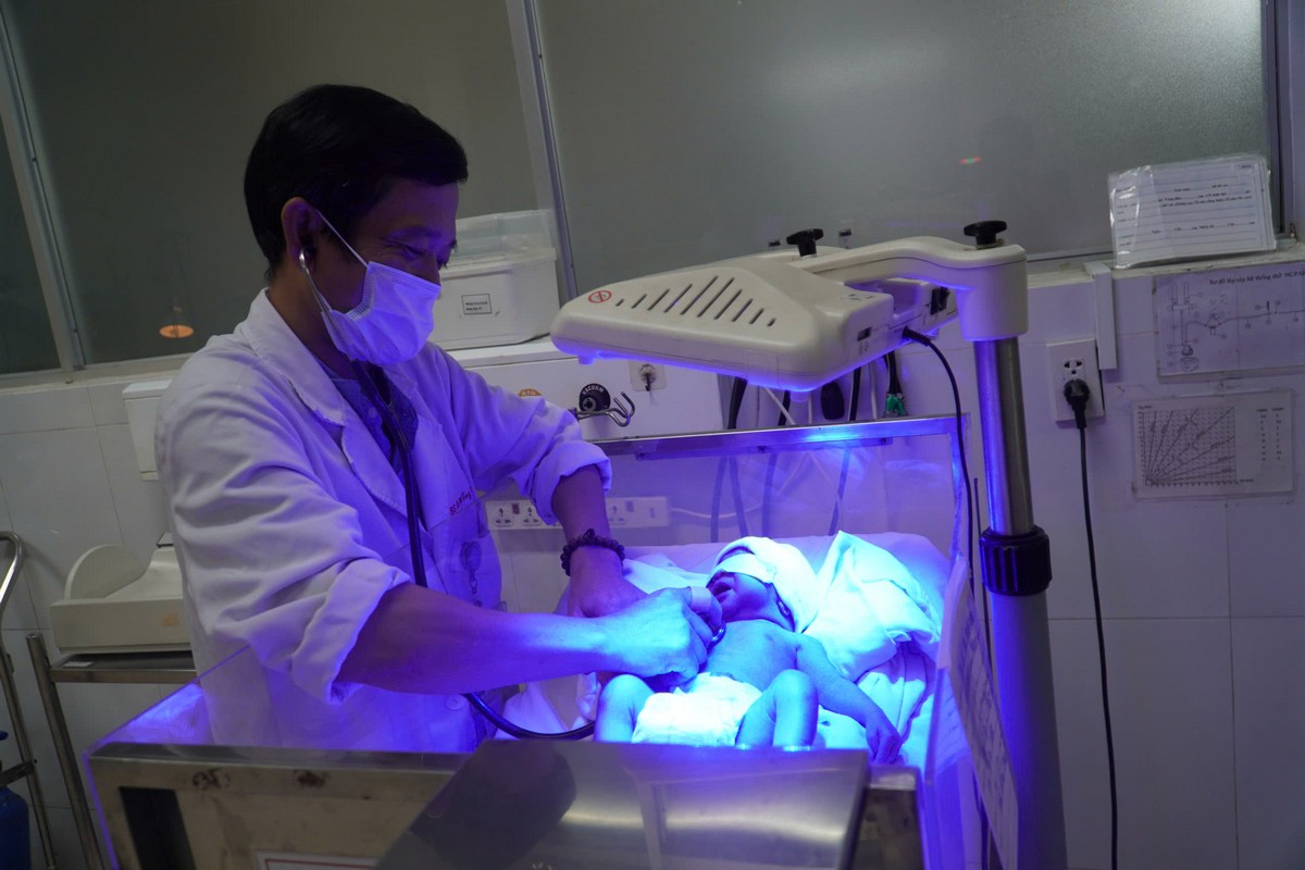 Bác sĩ túc trực theo dõi toàn diện trẻ sinh non đảm bảo xử lý kịp thời khi có biến chuyển sức khỏe.