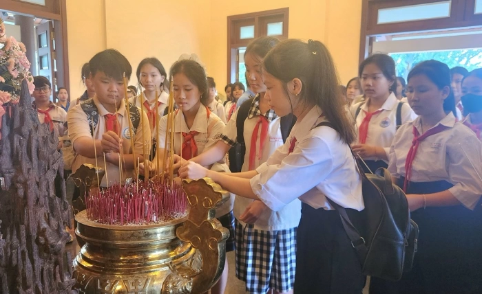 Trẻ em tỉnh dâng hương tại Khu lưu niệm Thủ tướng Chính phủ Võ Văn Kiệt