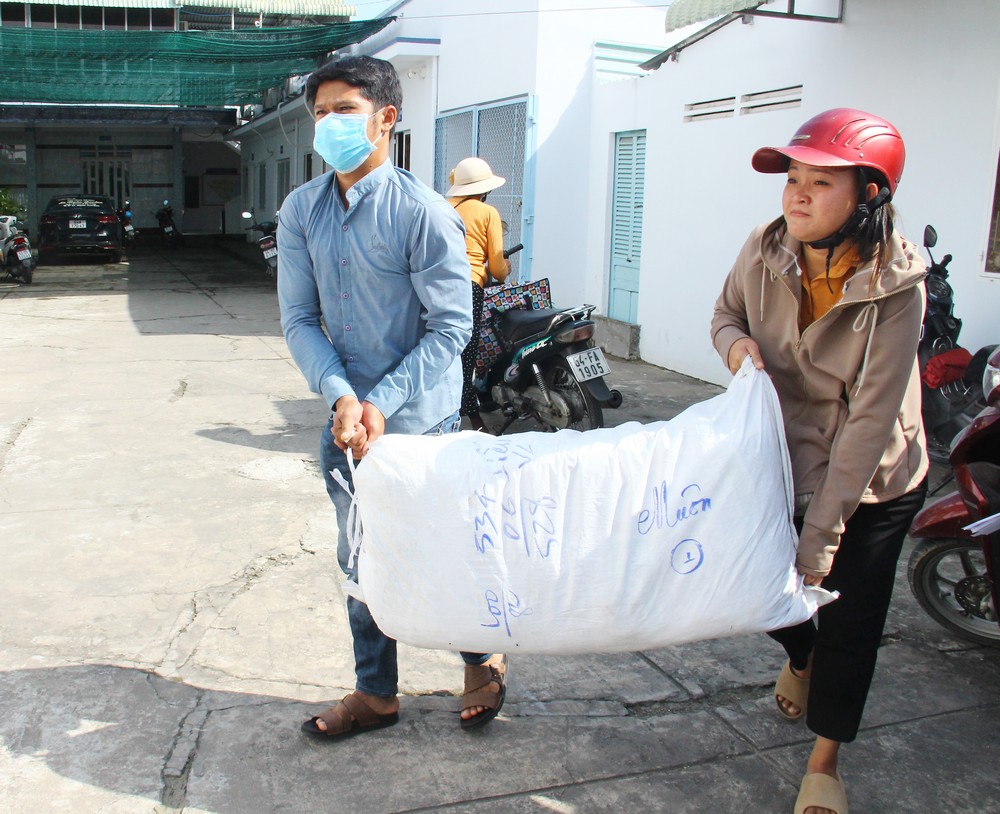 Vợ chồng chị Thương gửi 100 bộ quần áo mới dành cho phụ nữ nông thôn vùng lũ.