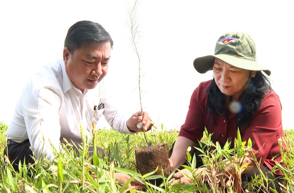 Phó Chủ tịch UBND tỉnh- Nguyễn Thị Bé Mười cùng đại biểu trồng cây ngay sau lễ phát động.