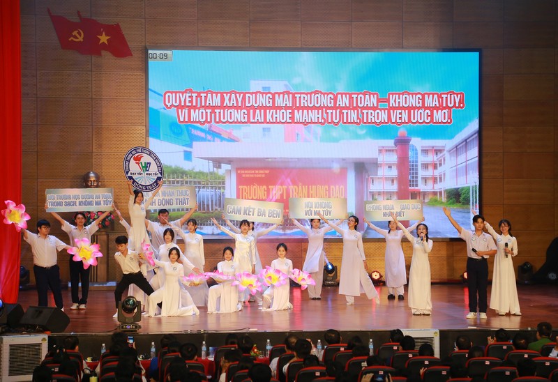 Các đội tham gia phần thi chào hỏi.