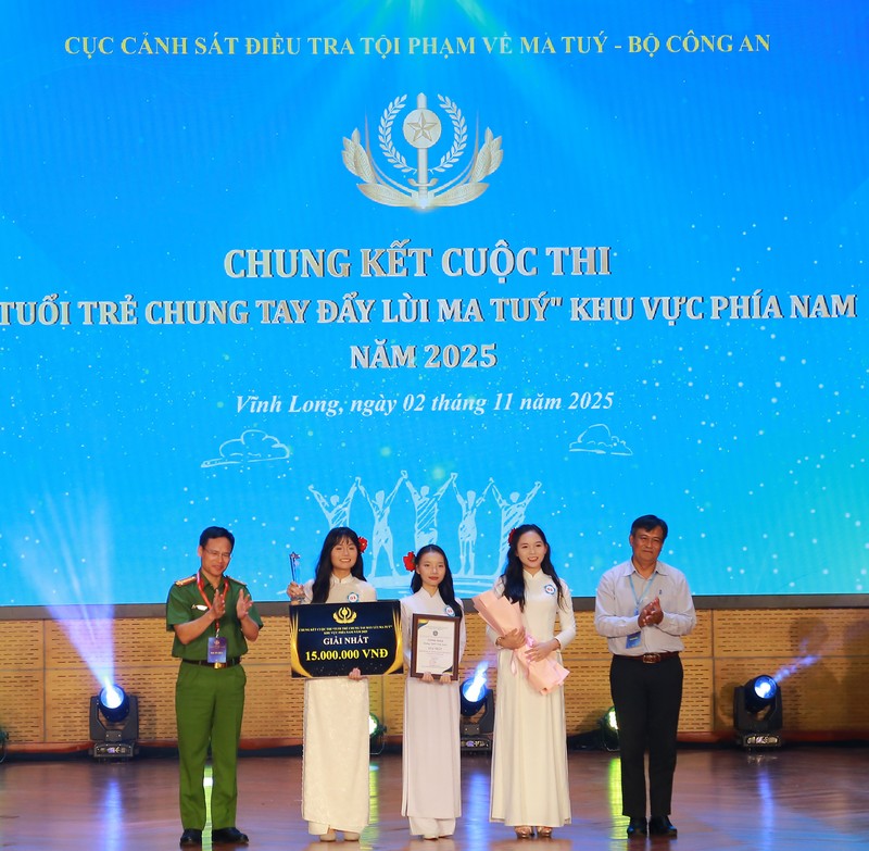 BTC trao giải nhất cho đội Trường THPT Vĩnh Xuân.