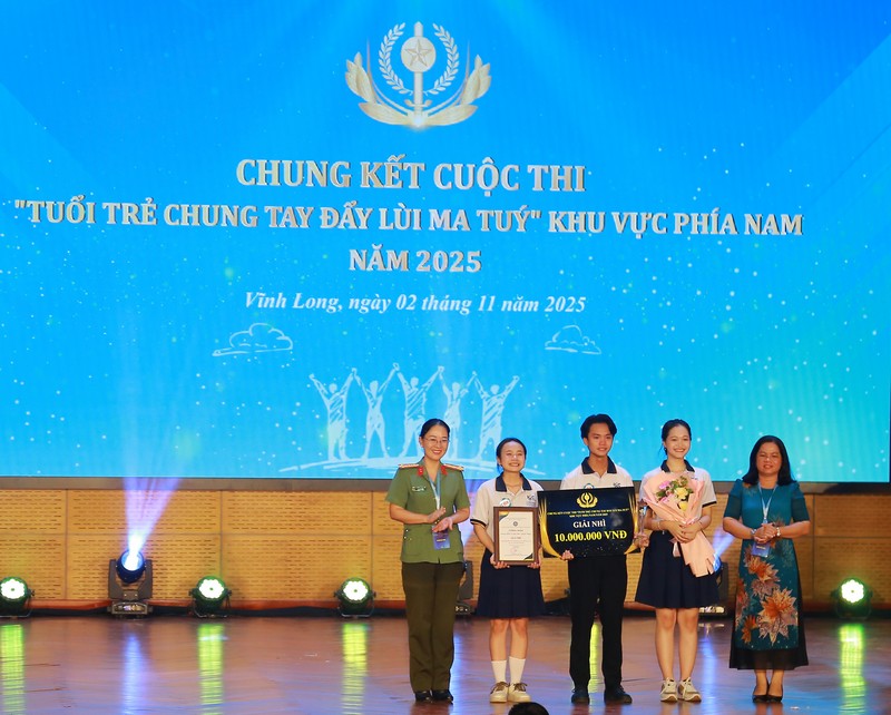 BTC trao giải nhì cho đội Trường TH-THCS-THPT Lê Quý Đôn- Quyết Thắng.