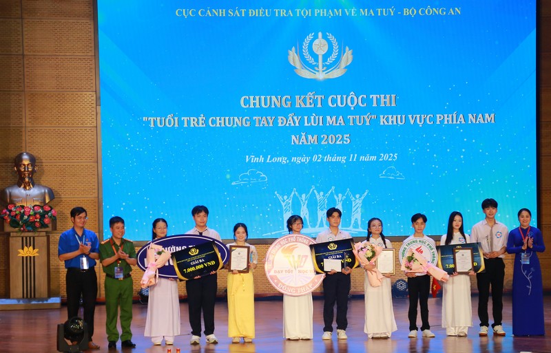 Trao giải ba cho các đội: THPT Trần Hưng Đạo (Đồng Tháp), THPT Long Xuyên (An Giang), THPT Hồ Thị Kỷ (Cà Mau).