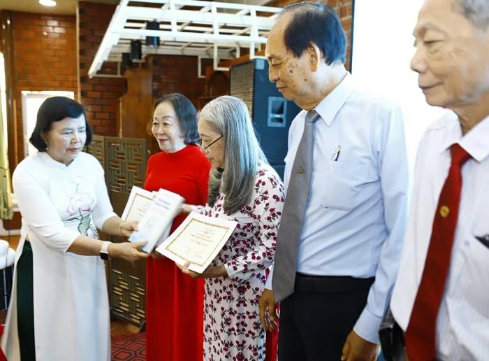 Hội Cựu giáo chức tỉnh Vĩnh Long họp mặt kỷ niệm Ngày Nhà giáo Việt Nam