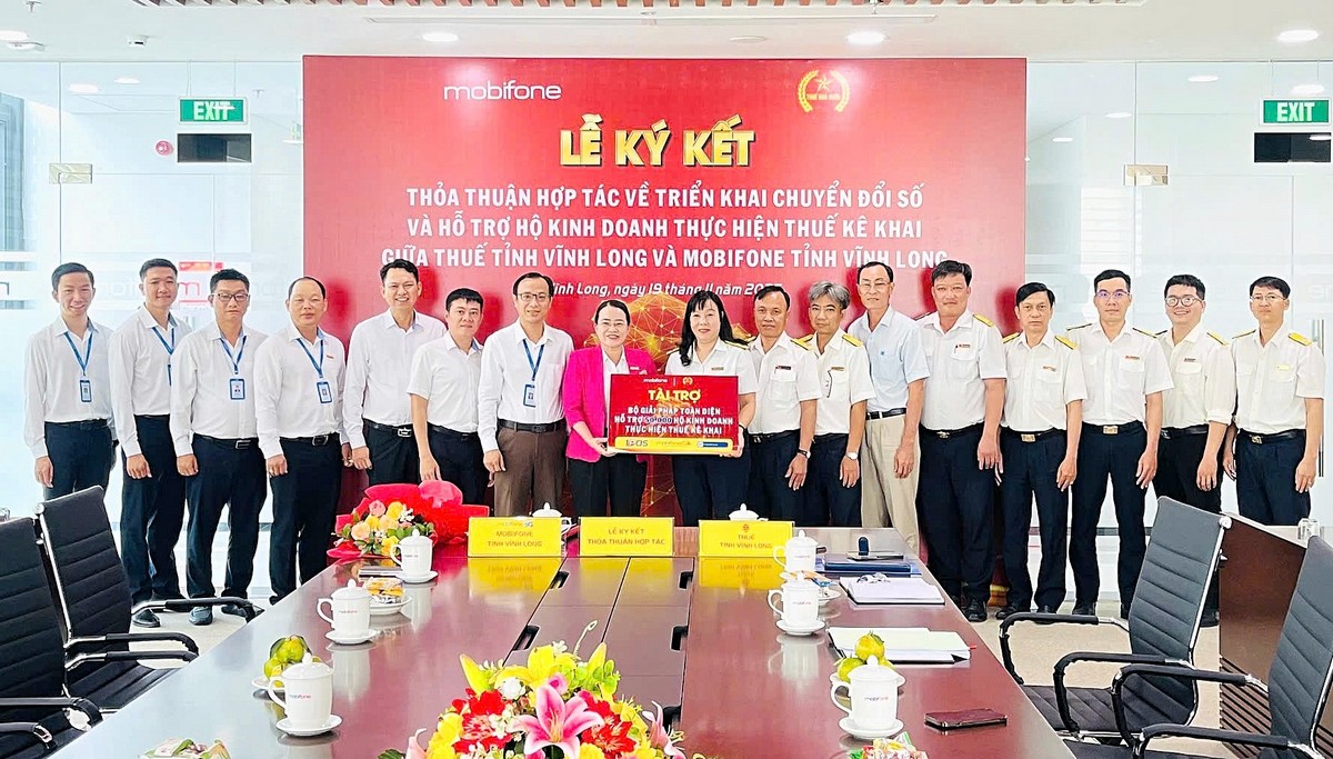 Đại diện MobiFone tỉnh Vĩnh Long trao biểu trưng tài trợ bộ giải pháp toàn diện hỗ trợ 50.000 hộ kinh doanh trên địa bàn tỉnh thực hiện thuế kê khai.