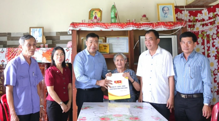Đoàn đại biểu Quốc hội tỉnh Vĩnh Long tặng quà gia đình chính sách xã Trung Hiệp