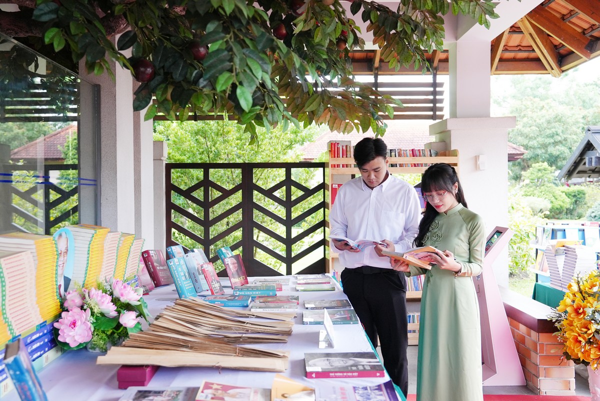 Thông qua các ấn phẩm, sách, báo, hình ảnh góp phần lan tỏa tinh thần ham học hỏi, khơi dậy niềm đam mê đọc sách.