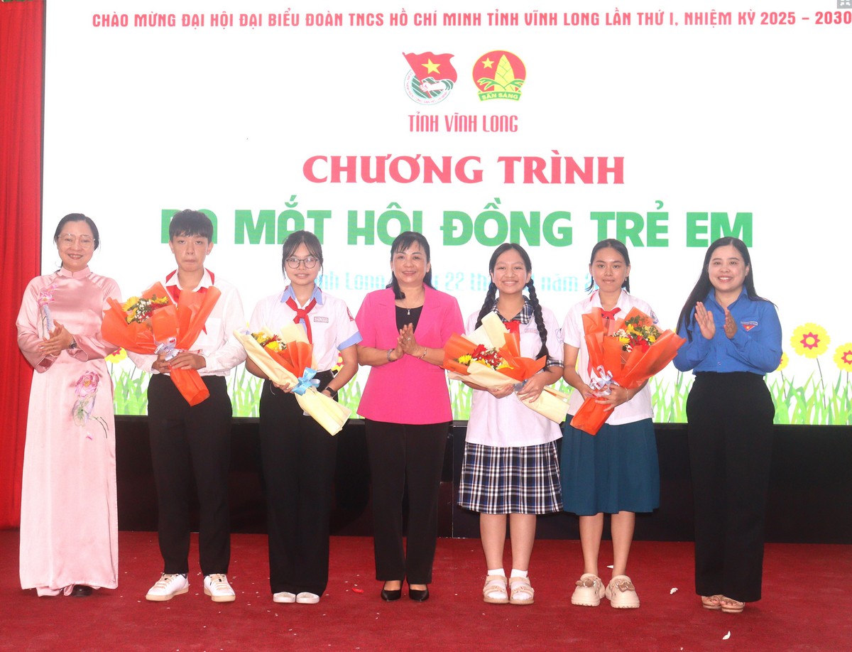 Phó Chủ tịch HĐND tỉnh- Lê Thị Thúy Kiều (đứng giữa) và Phó Chủ tịch UBND tỉnh- Nguyễn Thị Quyên Thanh (bên trái), Phó Bí thư Tỉnh Đoàn- Võ Thị Phương Diệu tặng hoa chúc mừng Chủ tịch, Phó Chủ tịch Hội đồng trẻ em tỉnh.
