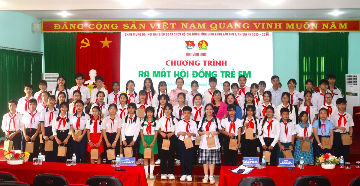 Hội đồng trẻ em tỉnh ra mắt và chụp ảnh cùng lãnh đạo tỉnh.