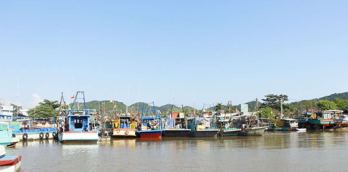 Tàu thuyền hoạt động trên biển cần lưu ý gió mạnh, sóng lớn và thời tiết nguy hiểm trên các khu vực biển.

