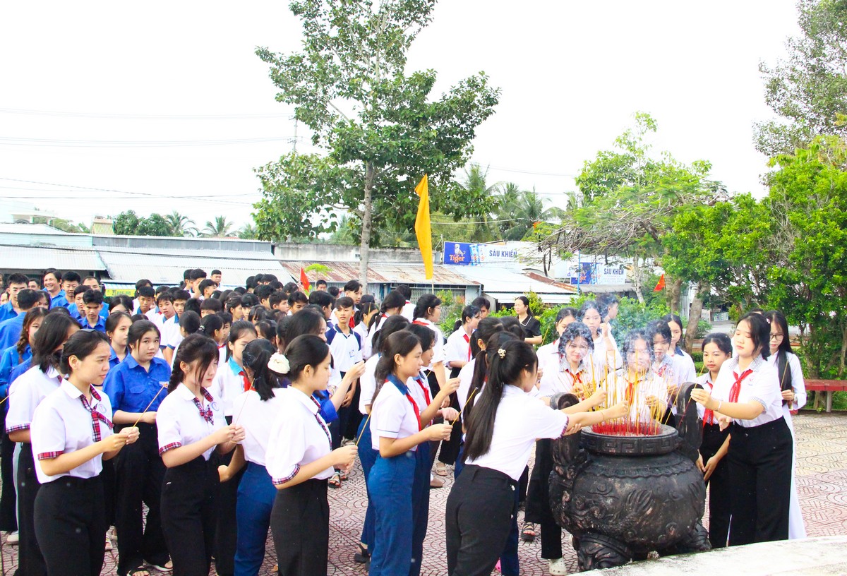 Các em học sinh, sinh viên thắp hương tại tượng đài Lê Cẩn - Nguyễn Giao, Bia Nam Kỳ Khởi nghĩa.