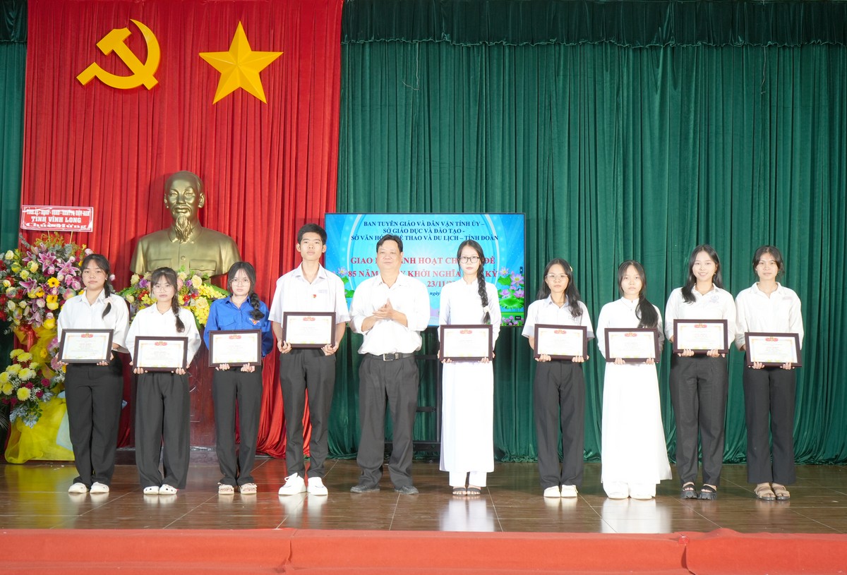 Các em học sinh, sinh viên thắp hương tại tượng đài Lê Cẩn - Nguyễn Giao, Bia Nam Kỳ Khởi nghĩa.