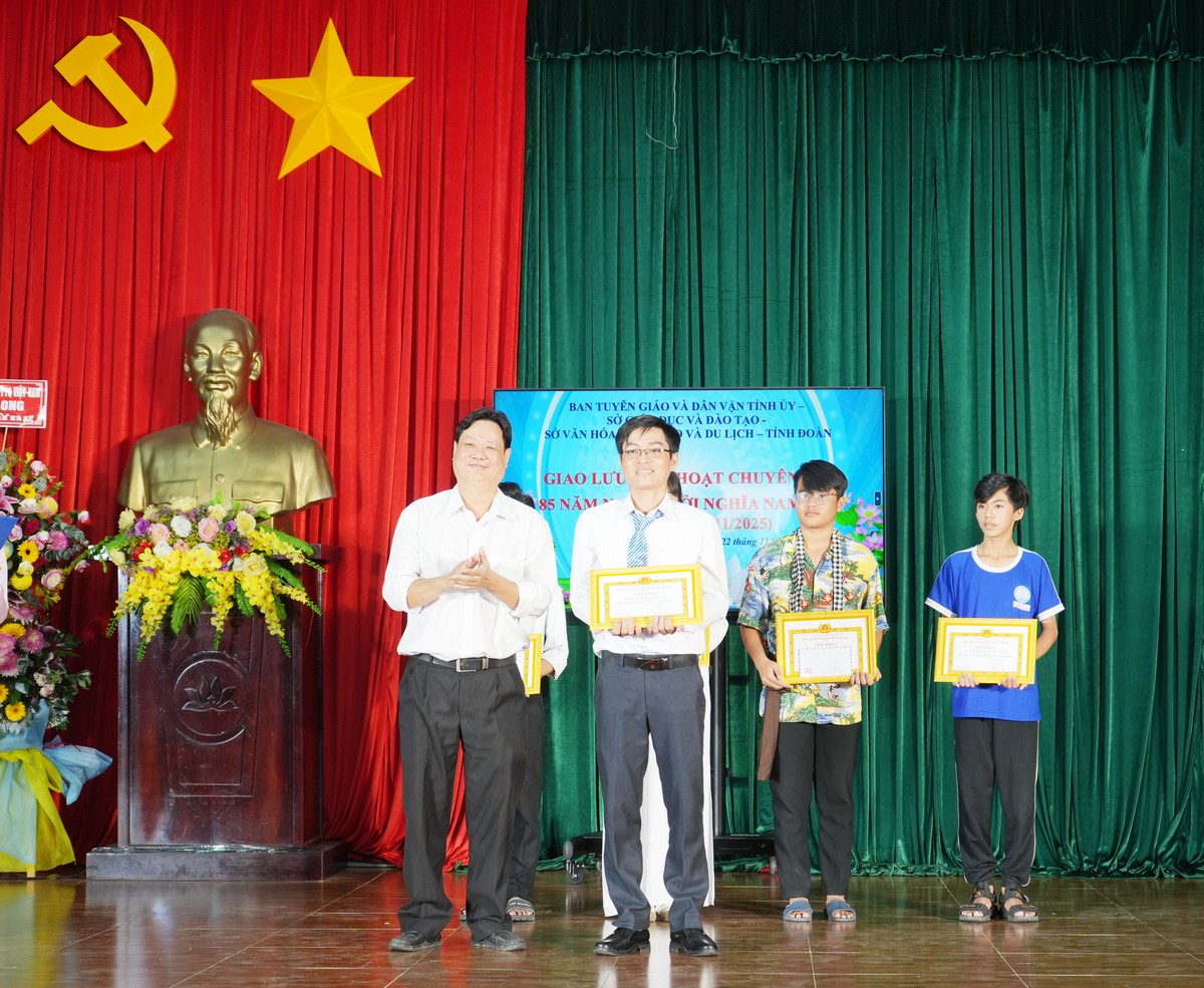 Đại diện Ban Tuyên giáo và Dân vận Tỉnh ủy trao giải nhất Hội thi sân khấu hóa cho Trường THCS Vũng Liêm.