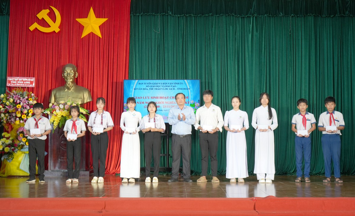  Trao 10 phần quà cho học sinh vượt khó học giỏi.
