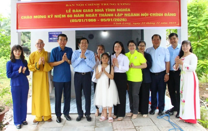 Ban Nội chính Trung ương trao tặng 14 căn nhà tình nghĩa cho gia đình chính sách tỉnh Vĩnh Long