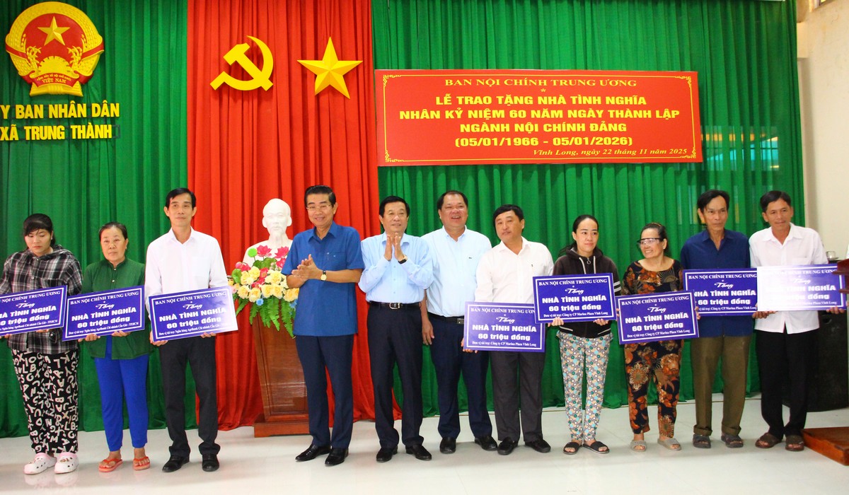 Đồng chí Võ Văn Dũng- Ủy viên BCH Trung ương Đảng, Phó Trưởng Ban Nội chính Trung ương và đồng chí Bùi Văn Nghiêm- Ủy viên BCH Trung ương Đảng, Phó Trưởng Ban Nội chính Trung ương trao bảng biểu trưng kinh phí xây dựng nhà tình nghĩa cho đại diện địa phương, hộ dân.