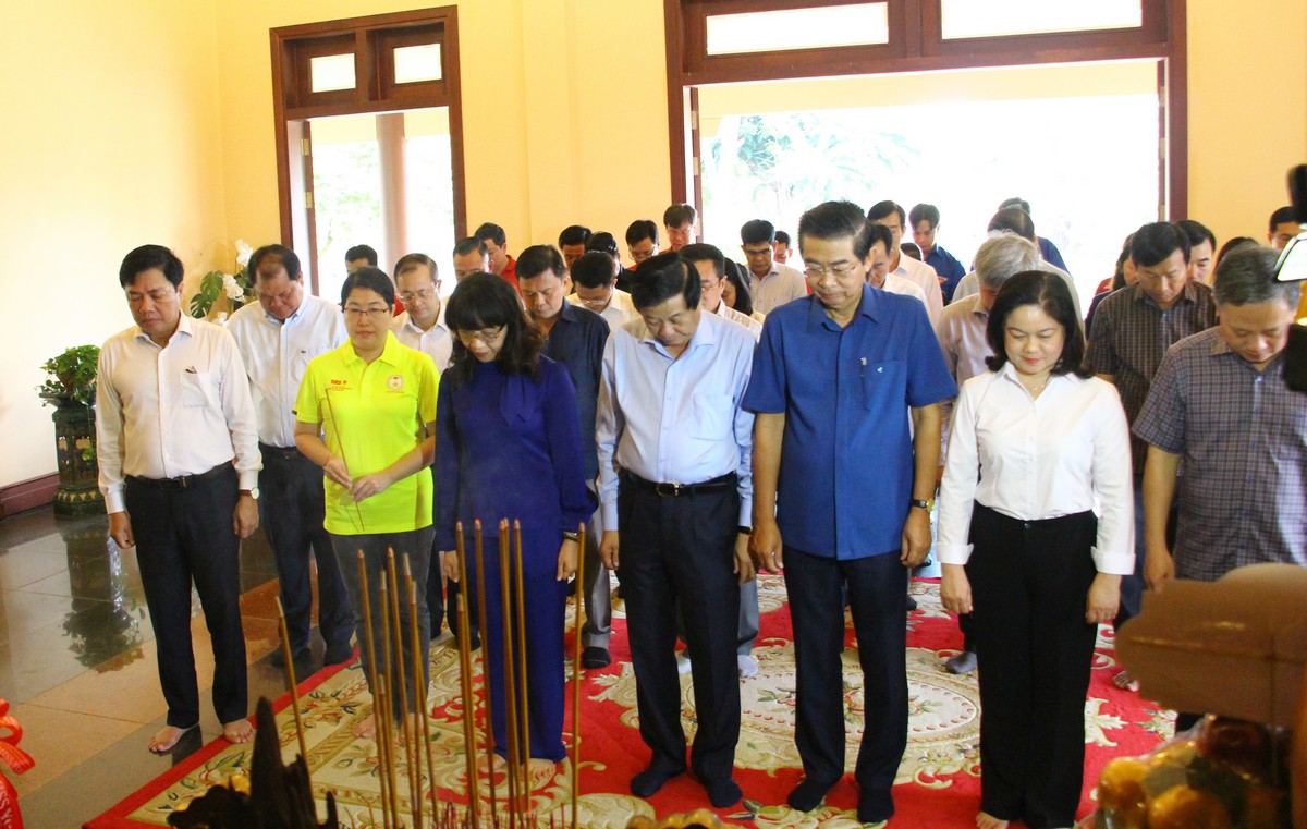 Đoàn công tác của Ban Nội chính Trung ương dâng hương tại Khu lưu niệm Thủ tướng Võ Văn Kiệt.