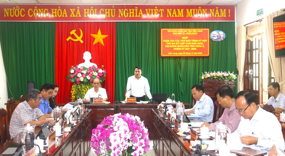 Ông Nguyễn Thanh Cần- Ủy viên Thường trực, Trưởng Ban Kinh tế- Ngân sách HĐND tỉnh phát biểu kết luận cuộc họp.