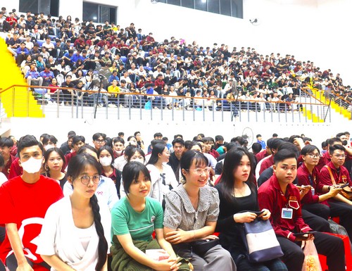 Sinh viên tham gia buổi sinh hoạt chính trị “Hành trình theo bước chân những người anh hùng” thông qua xem phim “Mưa đỏ”.