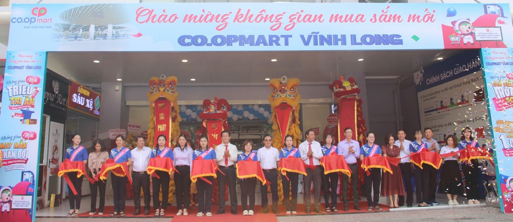 Các đại biểu cắt băng lễ ra mắt.