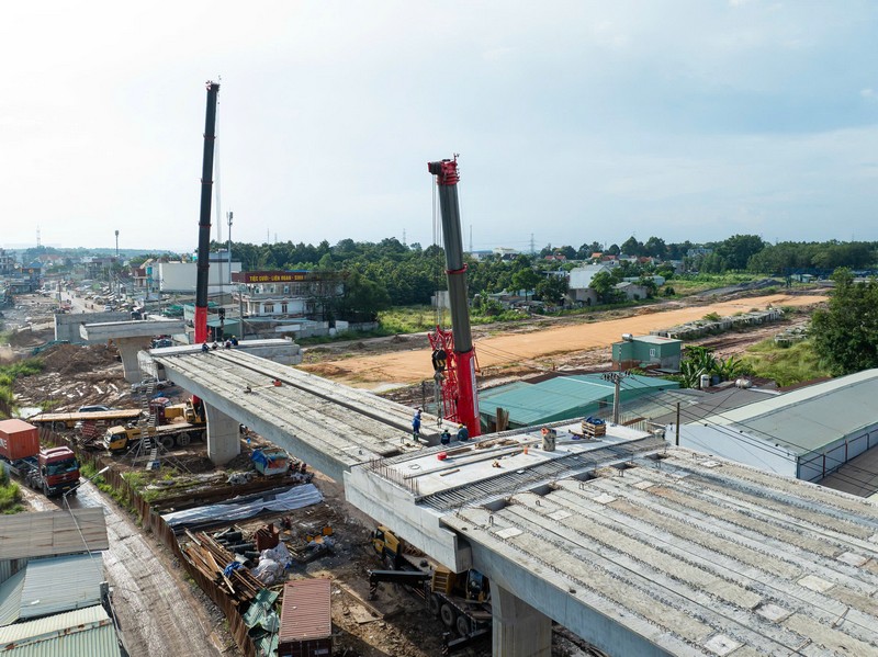 Cán bộ, kỹ sư và công nhân Trungnam E&C làm việc xuyên đêm, duy trì “3 ca 4 kíp”, đảm bảo tiến độ và an toàn tuyệt đối trên toàn tuyến.